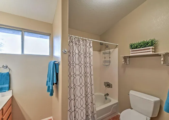 Hot Tub & Pool: Stunning Goodyear Near Lakes *