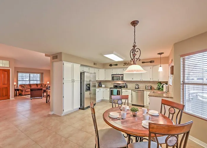 Hot Tub & Pool: Stunning Goodyear Near Lakes * Liberty