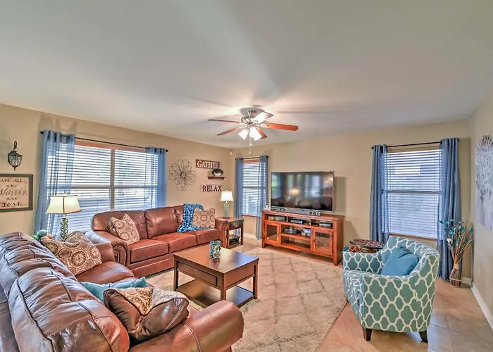 Hot Tub & Pool: Stunning Goodyear Near Lakes