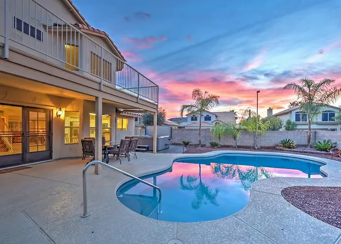 Hot Tub & Pool: Stunning Goodyear Near Lakes Holiday home