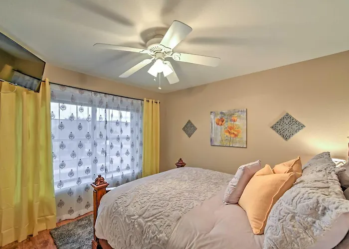 Hot Tub & Pool: Stunning Goodyear Near Lakes Holiday home Liberty