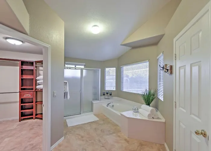 Hot Tub & Pool: Stunning Goodyear Near Lakes Holiday home Liberty