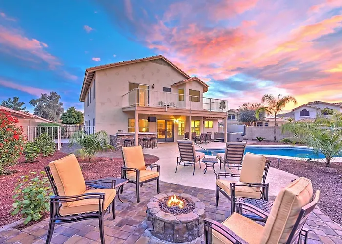 Hot Tub & Pool: Stunning Goodyear Near Lakes Holiday home Liberty
