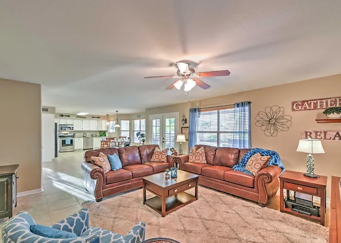 Hot Tub & Pool: Stunning Goodyear Near Lakes Holiday home *