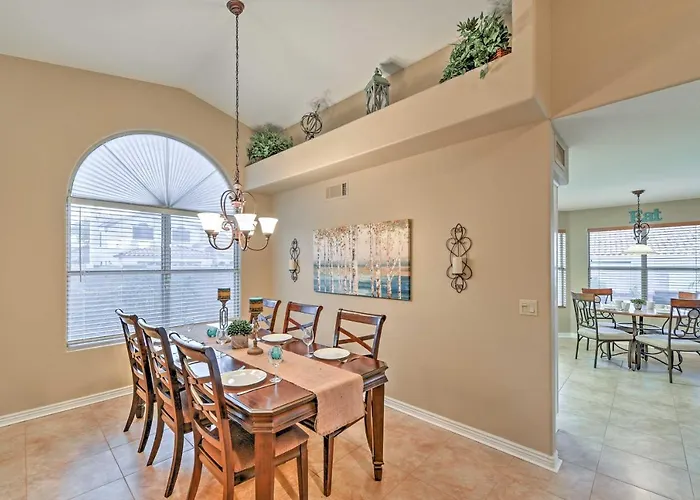 Hot Tub & Pool: Stunning Goodyear Near Lakes Holiday home Liberty