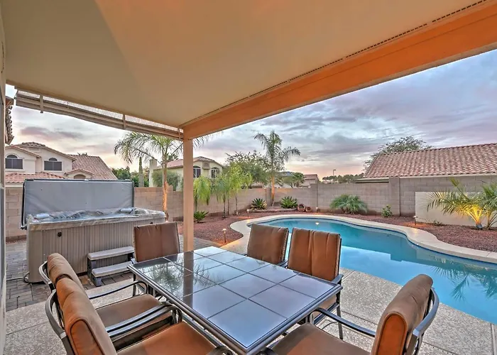 Hot Tub & Pool: Stunning Goodyear Near Lakes Holiday home *