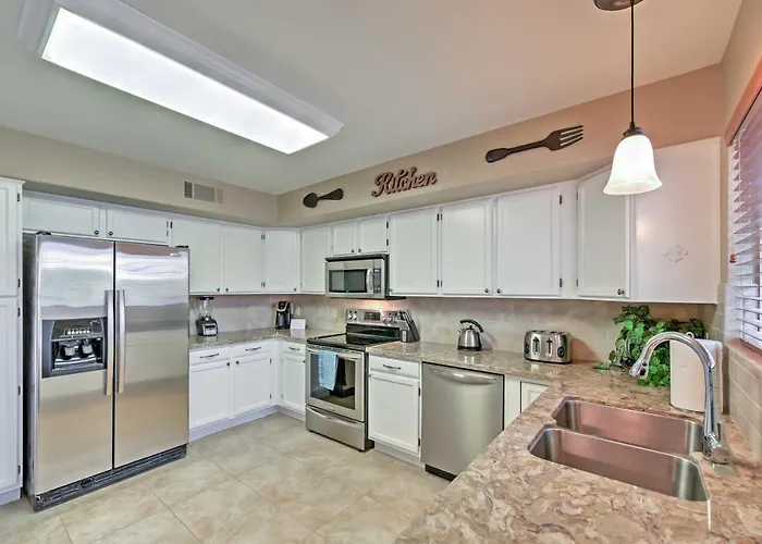 Hot Tub & Pool: Stunning Goodyear Near Lakes Liberty