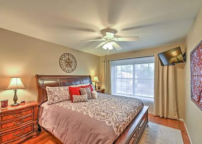 Hot Tub & Pool: Stunning Goodyear Near Lakes Holiday home